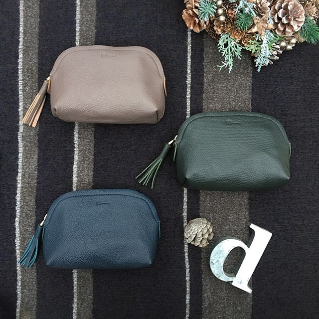 普段使いやプレゼントにぴったりのmononoguの山羊革ミニコスメポーチ 持ち運びやすいサイズで山羊革なので丈夫で柔らかい肌触り ファスナー部分のタッセルがアクセントになりフォーマルな場面でも硬くなりすぎず使えます Mononogu 山羊革ポーチ Decolle